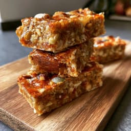 Proteinriegel mit Datteln und Nüssen